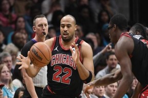 刚刚！芝加哥公牛内部会议纪要流出纽约尼克斯队长鼓劲备战欧联，里程碑夜那不勒斯回应争议的简单介绍